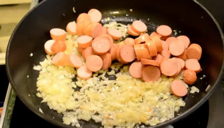 Pentru a face spaghete cu cârnați, amestecați ingredientele.