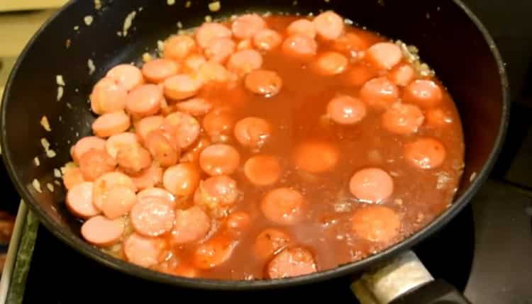 Pentru a face spaghete cu cârnați, pregătiți sosul