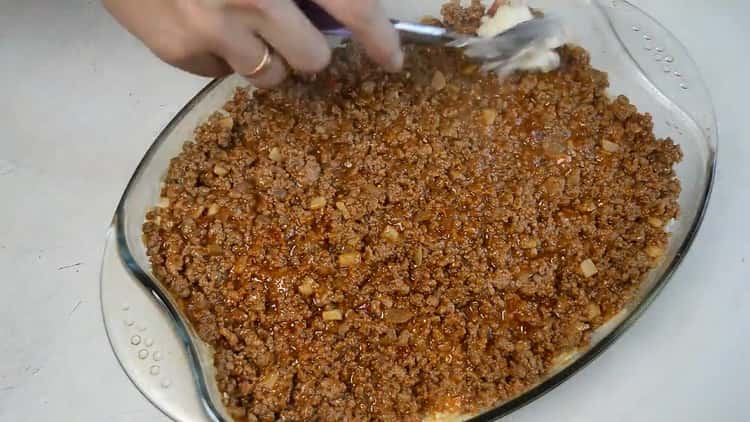 För att laga spaghetti med köttfärs, lägg köttfärs på spaghetti