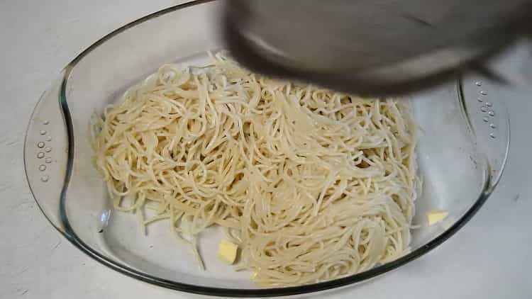 För matlagning av spagetti med köttfärs, förbered ett formulär