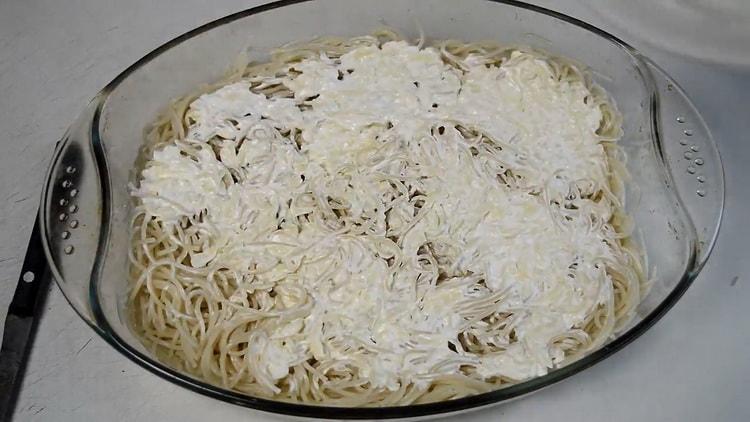 Lägg ut lager av spagetti med köttfärs.