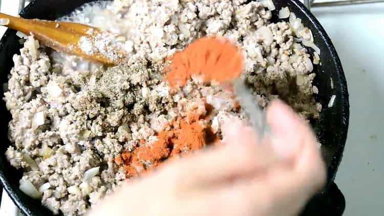 För att skapa spaghetti med köttfärs, förbered kryddor