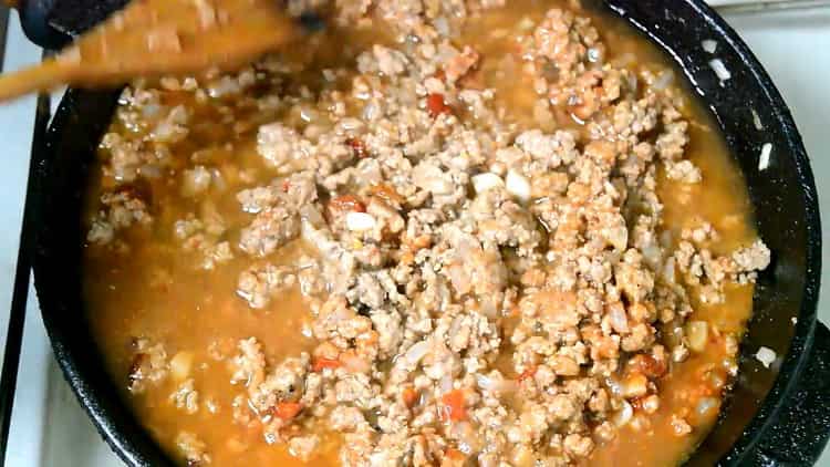 För att skapa spaghetti med köttfärs, förbered såsen