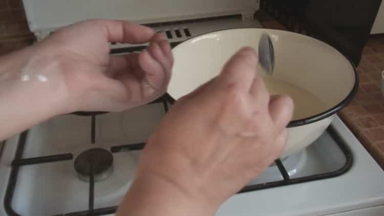 Conform rețetei pentru a face un tort antic de Paște, pregătiți ingredientele