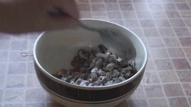 Conform rețetei pentru a face un tort antic de Paște, pregătiți stafidele