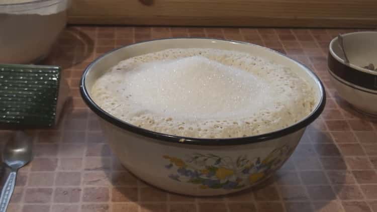 Frământați aluatul conform rețetei pentru a face un tort antic de Paște