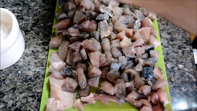 Pentru a face supă de macrou, tăiați peștele