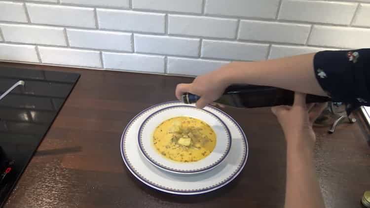 הוסף יין להכנת מרק בקלה