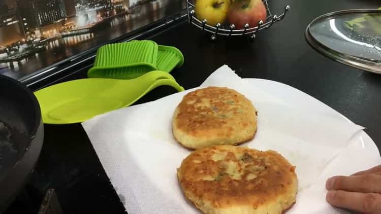 Ta bort överflödigt fett för att göra ostkakor