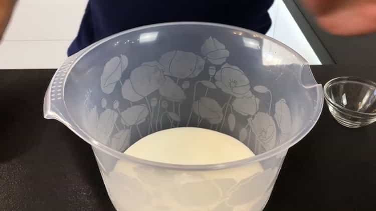 För att laga ostkakor, förbered ingredienserna