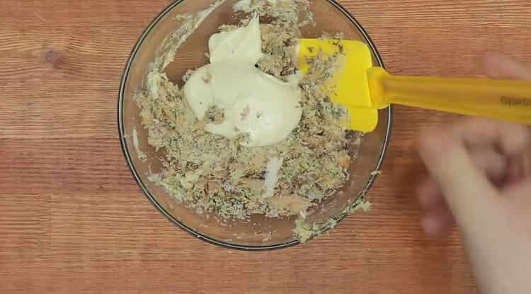 Pentru a face tartalele de ton adăugați maioneză