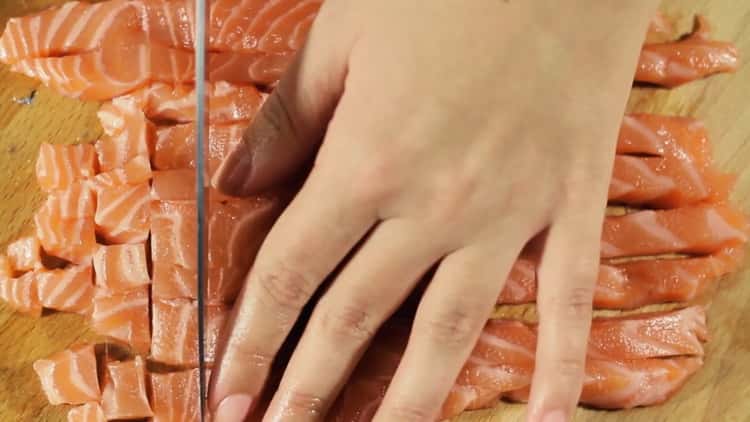 Para hacer tartar de salmón, corte el pescado