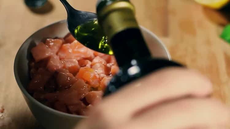 Para hacer tartar de salmón agregue aceite