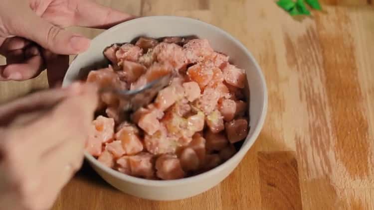 Para hacer tartar de salmón, mezcle los ingredientes.