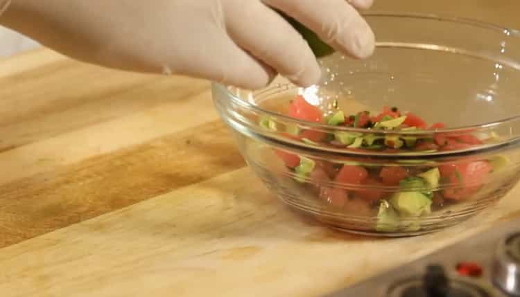 סוחטים סיד להכנת טרטר טונה