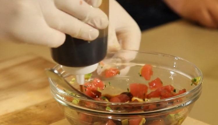 שלב את החומרים להכנת טרטר טונה