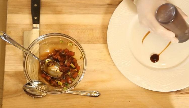 להכנת טרטר טונה מוסיפים רוטב