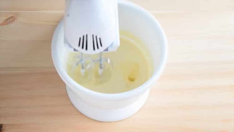 Pentru a face napolitane, amestecați ingredientele.