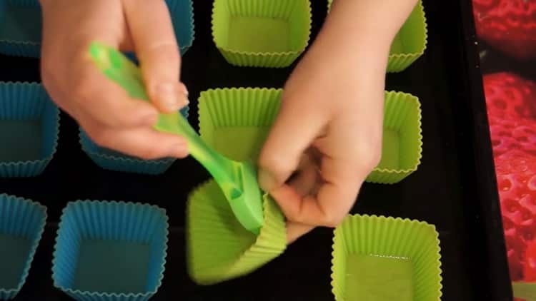 За да направите тарталети, пригответе формички