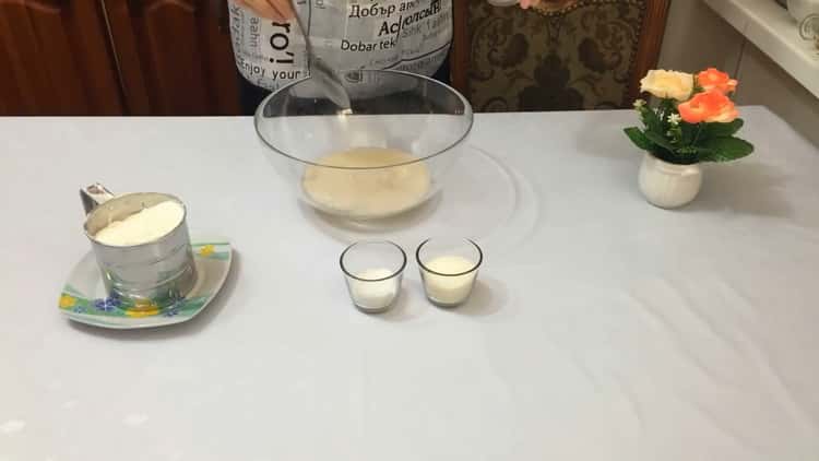 Madlavning kødboller i en gryde