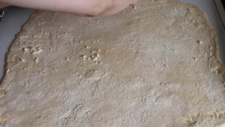 За да приготвите тестото за кифлички със суха мая, намажете тестото