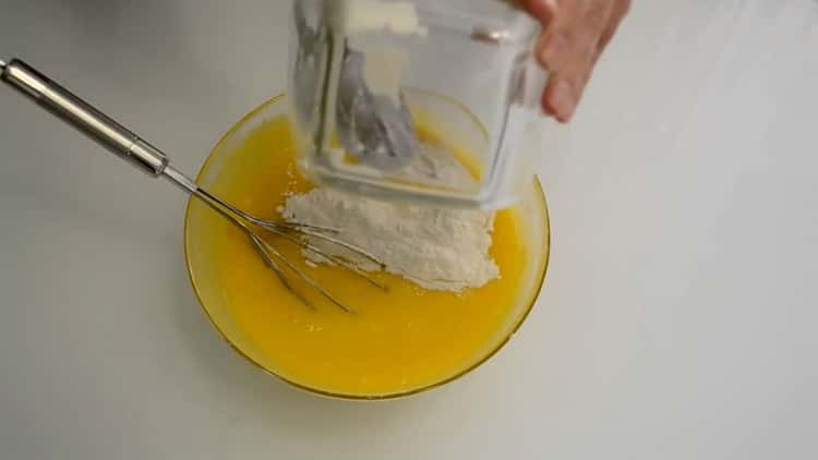 Sigt mel for at lave dejen til waferruller