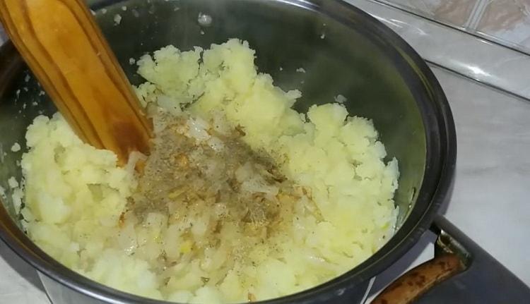 Pour faire la pâte à tarte, mélanger la garniture