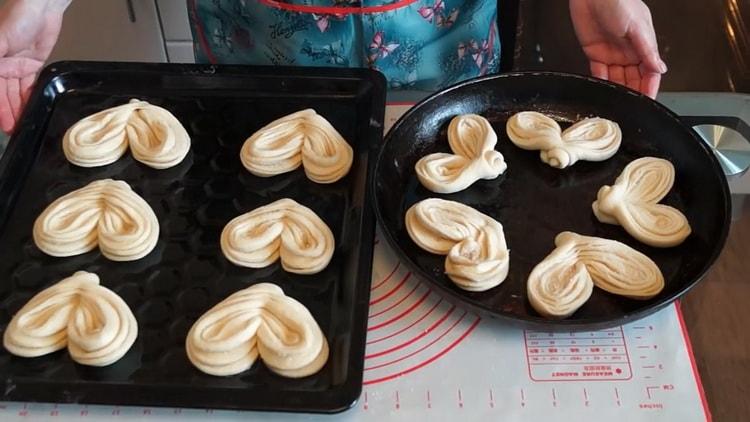 Pentru a face chifle, preîncălziți cuptorul