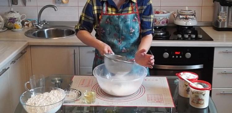 Cerneti aluatul pentru chifle