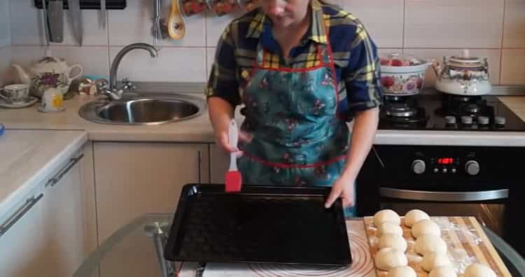 Pentru a face chifle, ungeți o foaie de copt