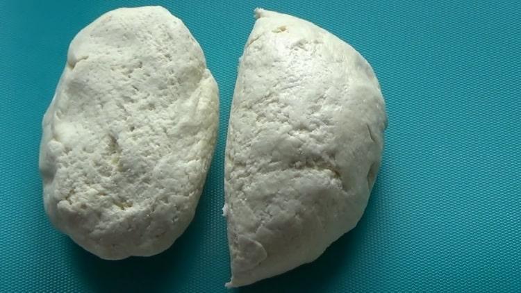 Upang makagawa ng masa para sa mga bagel, gupitin ang kuwarta