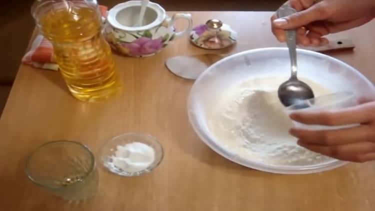 Pentru a face aluat pentru paste, amestecați ingredientele