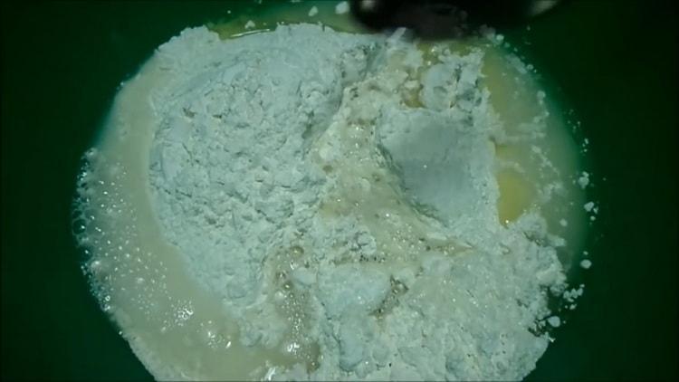 Amestecă ingredientele pentru a face aluatul.