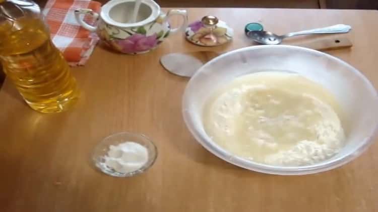 Pentru a face aluat pentru paste, adăugați apă