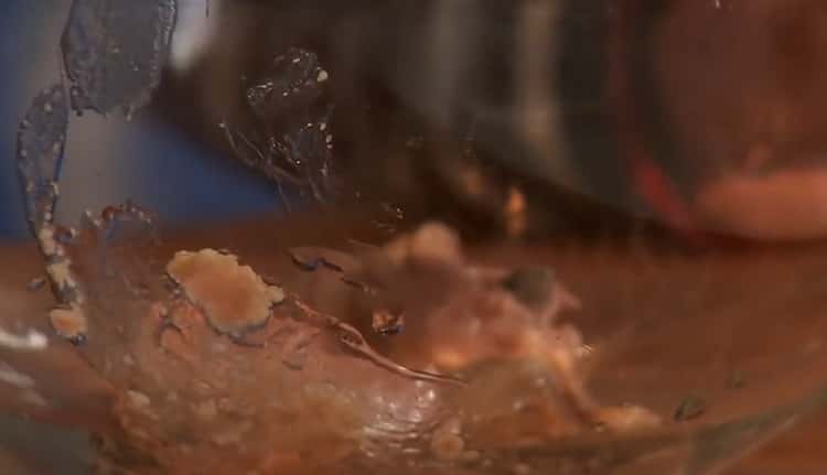 Pour faire de la morue sous la marinade, préparez la garniture