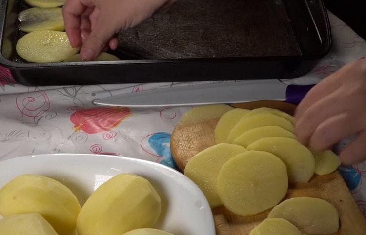 Per preparar el bacallà amb patates al forn, prepareu una planxa