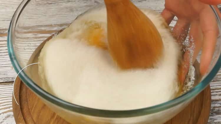 Conform rețetei, pentru ouă într-un fier de napolitane, se amestecă ouăle și zahărul