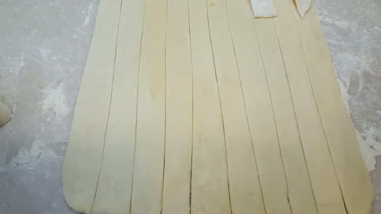 За да направите тръби с протеинов крем, изрежете тестото