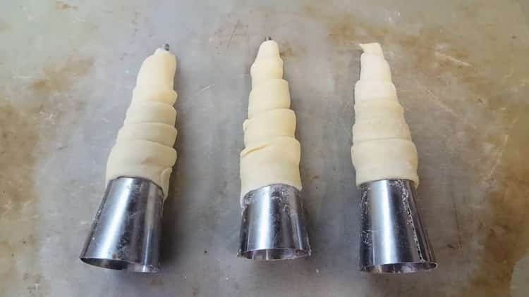 Оформете епруветките с протеинов крем