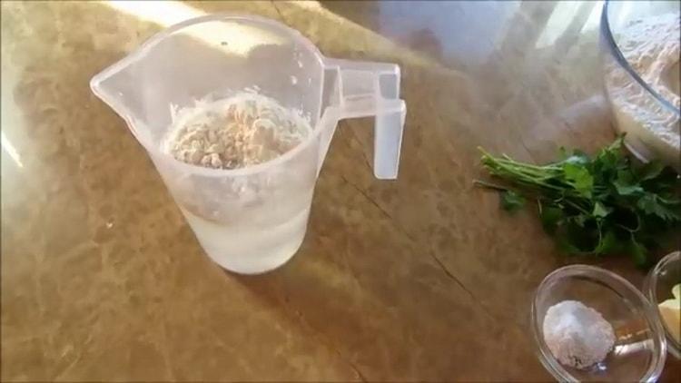 Upang makagawa ng Turkish flatbread, ihanda ang mga sangkap