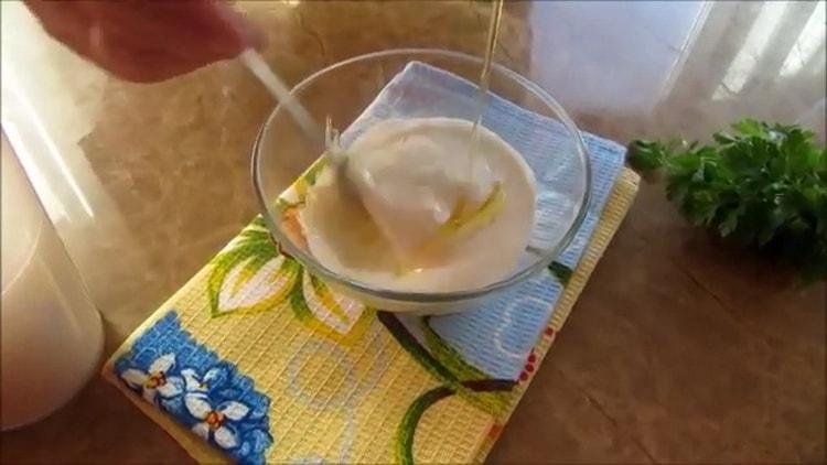 Upang ihanda ang mga Turkish cake, maghanda ng isang kuwarta