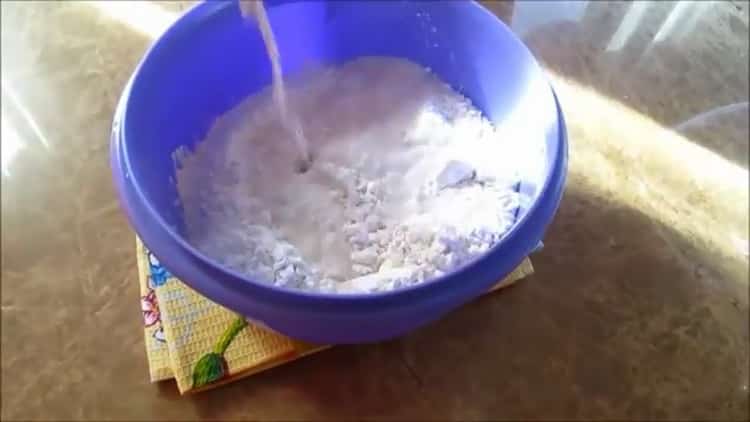 Upang ihanda ang Turkish flatbread, ihanda ang mga sangkap para sa kuwarta.