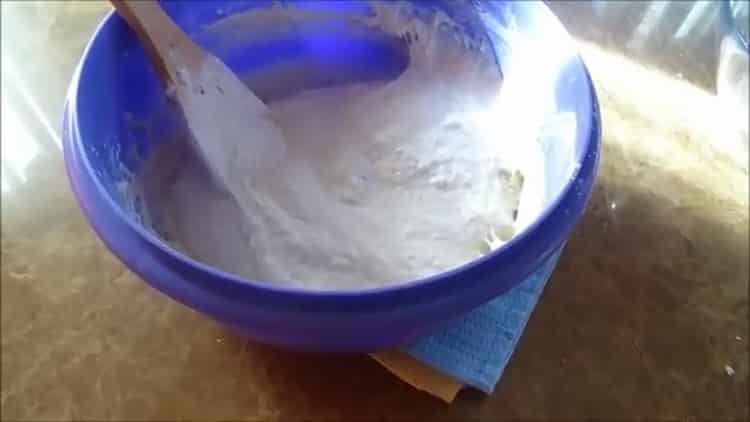 Knead ang kuwarta para sa mga Turkish cake