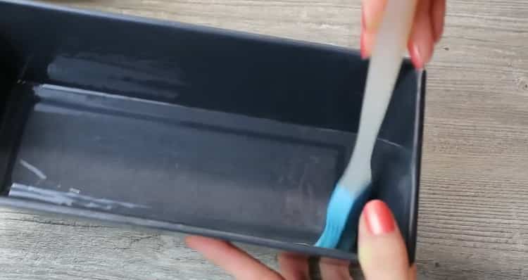 Para preparar um bolo de abóbora, prepare um molde