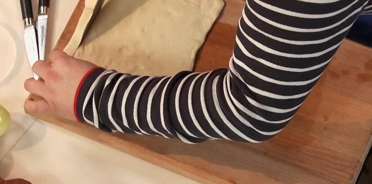 Bereiten Sie den Teig vor, um die Sterlet-Fischsuppe zuzubereiten