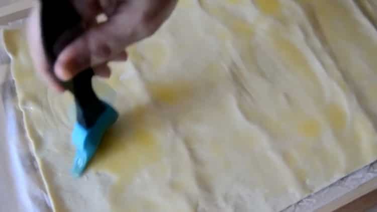 Untuk membuat telinga kue puff, minyak doh