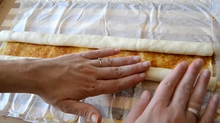 Untuk membuat telinga kue puff, sediakan adunan