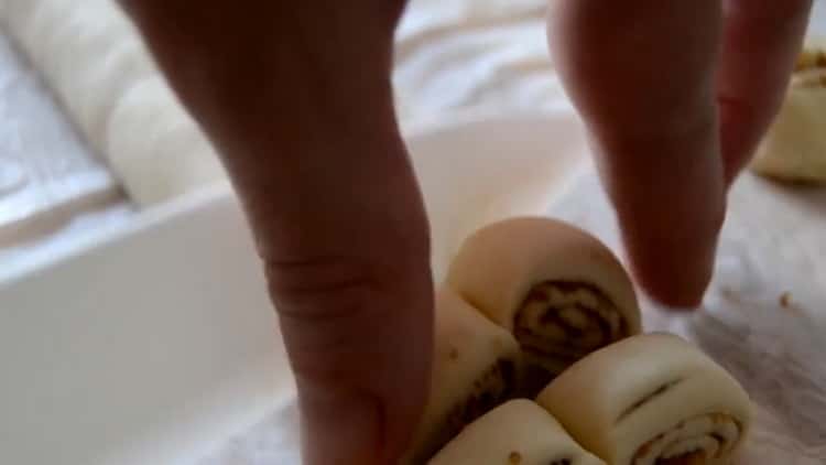 Untuk membuat telinga puff puff, potong doh