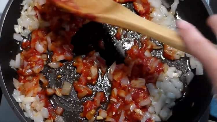Добавете доматено пюре за готвене