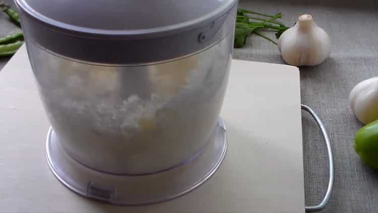 Нарежете лука, за да готвите